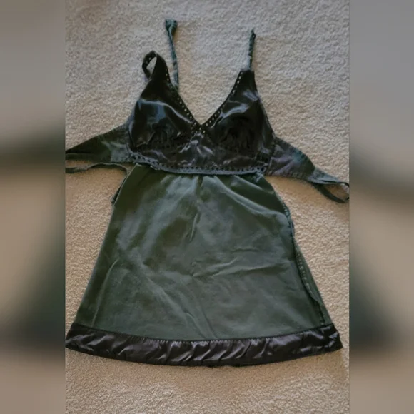 Green bodycon dress with many details & studs, size Medium - Picture 6 of 6